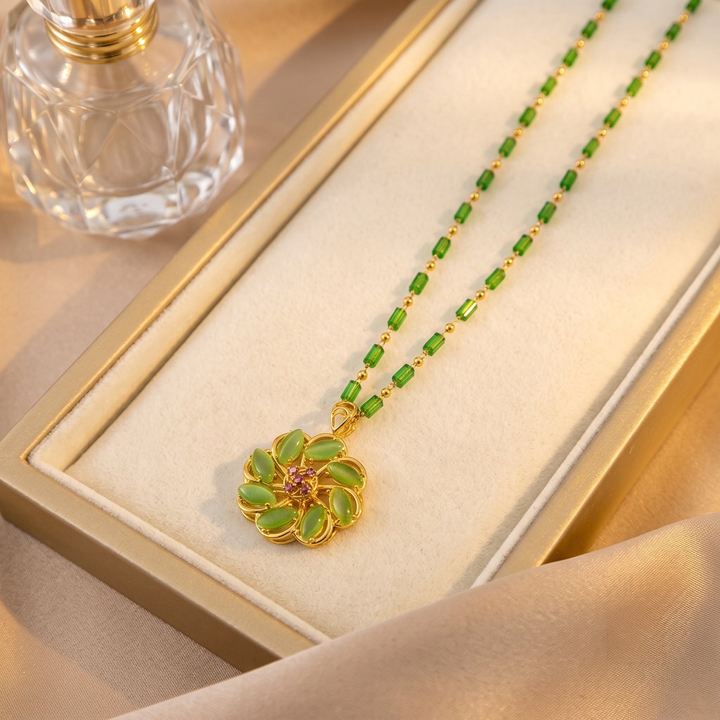 Collar Flor de Jade Giratoria