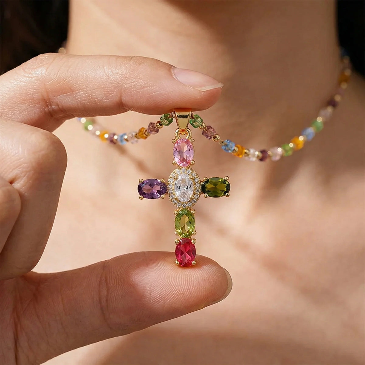 Collar Divinum® - Cruz de Gemas Multicolor